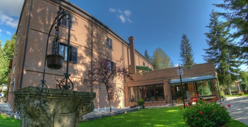 LH Albergo Il Picchio Pescasseroli Esterno foto